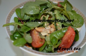 Bademli semiz otu salatası